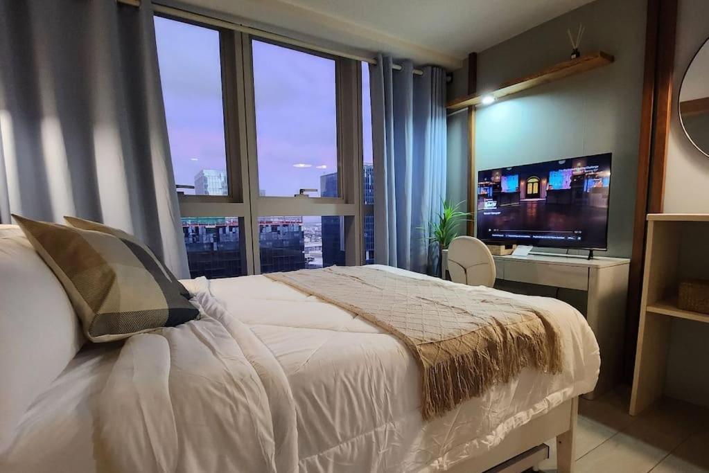 Luxestaysmnl Coastal Chic Netflx 380mbps Pool Bgc