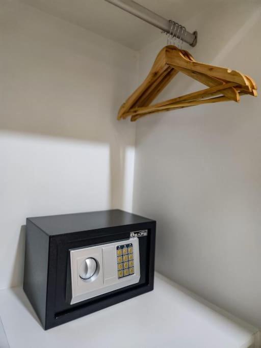 Luxestaysmnl Coastal Chic Netflx 380mbps Pool Bgc Apartment Manila
