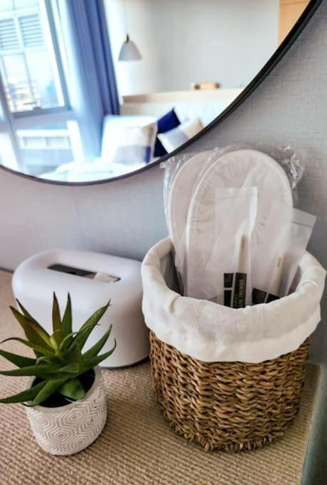 Luxestaysmnl Coastal Chic Netflx 380mbps Pool Bgc Apartment Manila