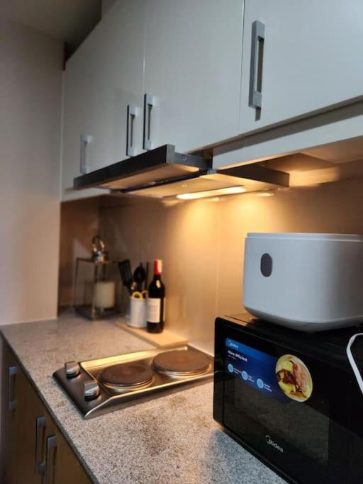 Luxestaysmnl Coastal Chic Netflx 380mbps Pool Bgc Apartment *