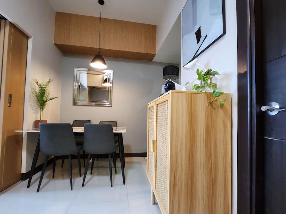 Luxestaysmnl Coastal Chic Netflx 380mbps Pool Bgc Apartment *