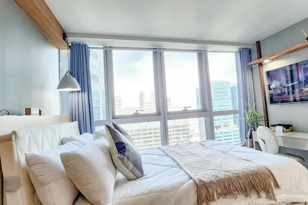 Luxestaysmnl Coastal Chic Netflx 380mbps Pool Bgc Apartment *