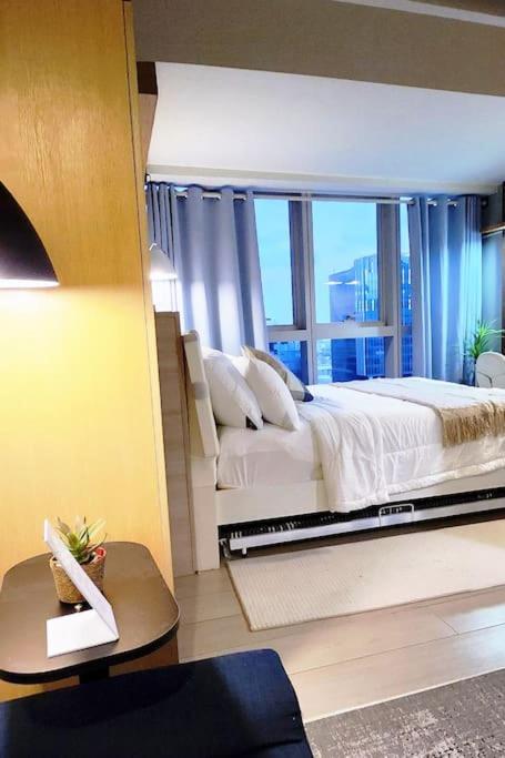 Luxestaysmnl Coastal Chic Netflx 380mbps Pool Bgc Apartment Manila